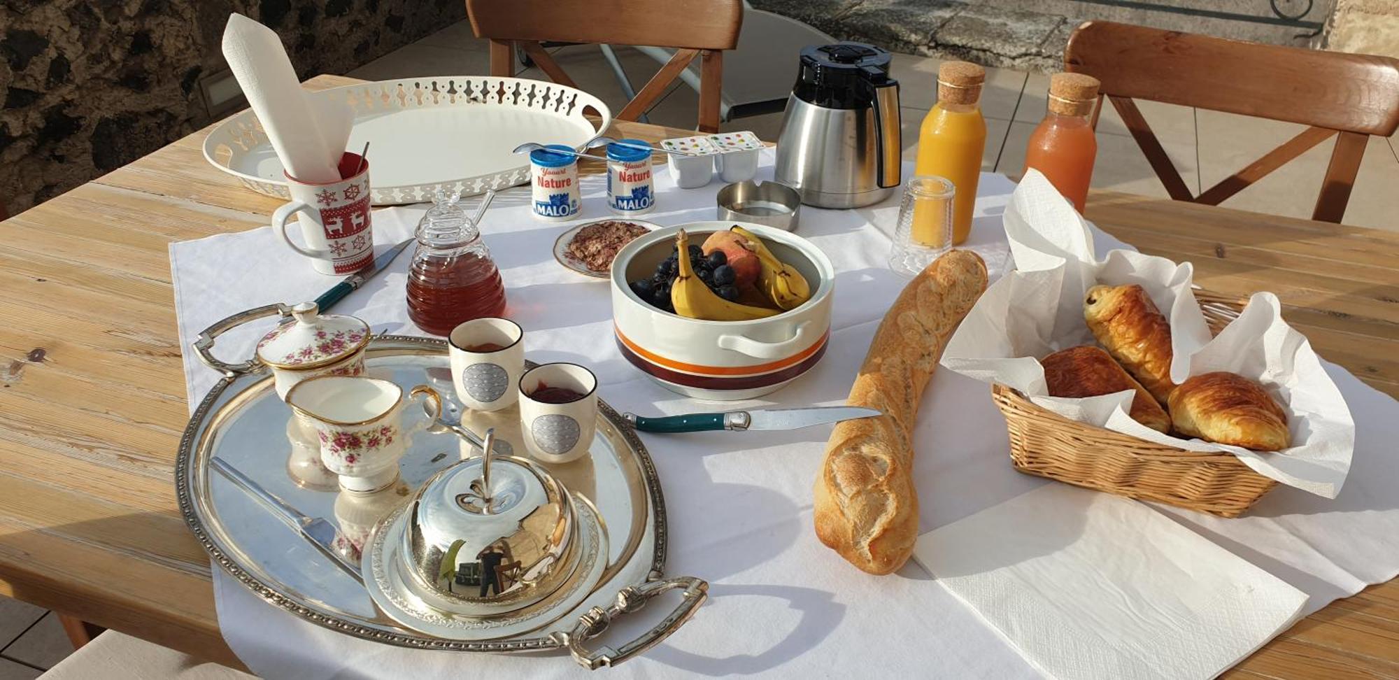 La Tour Noble Bed & Breakfast Saint-Saturnin  ภายนอก รูปภาพ